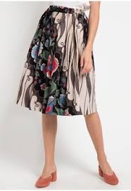 Kesan yang classy dan elegan juga bisa diberikan oleh rok plisket lho! Menawan Dengan 8 Model Rok Batik Modern Yang Pas Untuk Berbagai Acara