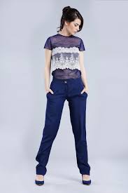 Una blusa de fiesta para señoras de 50 años es muy cómoda de llevar y fácil de combinar. Blusa De Encaje Blusa Para Bodas Emelyn Azul Disenada Por Valerie Moreau