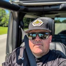 Long-horned bees exhibit solitary and social behavior