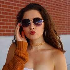 Leah Hewitt's Instagram, Twitter & Facebook