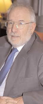 La presente Memoria recoge las actividades realizadas a lo largo del curso  académico 2003-2004 por los órganos de gobierno, el