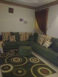 لون زيتي غامق كنب