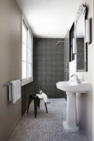 Tall, stiff collars characterize the period. Salle De Bain Deco Vintage Et Retro Cote Maison