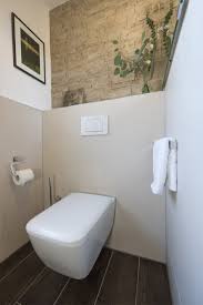 Eine badrenovierung ist bisweilen unvermeidlich: Moderne Toilette Vor Toller Bruchsteinwand Banovo Badsanierung Badrenovierung Bruchsteinwand Stein S Moderne Toilette Badezimmer Umbau Bad Fliesen Ideen