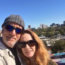 Does a side mount trolling motor cause a kayak to lean to one side?