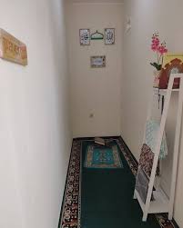 Salah satu manfaat mendesain mushola (ruang sholat) dalam rumah adalah agar anggota keluarga dan tamu bisa beribadah dengan khusyuk dan lancar. 7 Inspirasi Desain Mushola Dalam Rumah Agar Ibadah Makin Khusyuk Orami