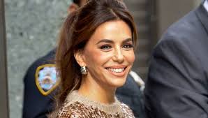 Eva Longoria a New York vestita di luce pura, il completo in maglia dei  sogni