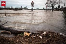 Während der rheinpegel steigt und für überschwemmungen in der innenstadt sorgt, griff ein kölner wakeboarder nach seinem brett und lieferte eine bizarre. Hochwasser Lage In Koln Bleibt Angespannt