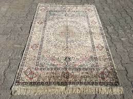 Halı yıkama fiyatları halının cinsine, yaşanan muhitin gelir düzeyine ve şirketin tanınırlık düzeyine göre değişir. Saf Ipek Halilar Halikoy Hali Usak Halilari El Dokuma Halilari Hereke Halilari Afgan El Dokuma Halisi Royal Hali Pierre Cardin Hali Atlas Hali Sanat Hali