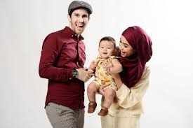Ibunya mempunyai kaitan keturunan dengan wan mat saman, iaitu bekas menteri besar kedah yang berusaha membangunkan pertanian di kedah melalui. Mat Dan Mahu Zayne Pandai Dialek Terengganu Dan Bahasa Inggeris Baru Betul Anak Kacukan Pa Ma