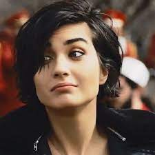 It's similar to how the long buzz looks on straight hair while keeping your gorgeous spirals intact. To Grow Or Not To Grow Out That Is The Dilemma Messy Hairstyles Androgynous Hair Short Hair Styles