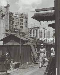 昭和スポット巡り on twitter 昭和26年 新宿三越裏のバラック 撮影 薗部澄氏 japan landscape japanese history modern japan
