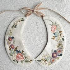 1月にmimi edenさんで販売予定の付け襟 もう1種類の全体はこんな感じです mimi edenとは薔薇の名前なので 店名に 微妙 に ちなんで薔薇の刺繍を入れてみました これひとつで地味目なコーディネートもたちまち華やぎます 笑 意外にボーダーなんかと合わせても