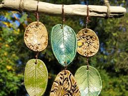 Carillon Carillon De Vent En Ceramique Avec Bois Flotte Feuilles Vert Brun Illuminez Votre Jardin Avec Un Carillon De Vent Wind Chimes Ceramic Art Ceramics