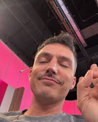 Les dejo un dumpcito de mi los últimos días.” → Significa que alguien está  compartiendo una serie de fotos informales 🫶🏻