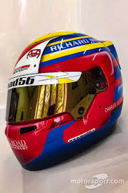 Born on 16 october 1997, charles leclerc is the son of herve leclerc and mother pascale. Leclerc Adopte Le Casque De Son Pere En Signe D Hommage