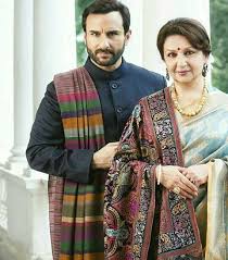 Saif Ali Khan With Mom Sharmila Tagore Begum Ayesha Sultana Photo سیف علی خان و مادرش شرمیلا تاگور نام دیگر بیگم ع Sharmila Tagore Mom Outfits Desi Clothes