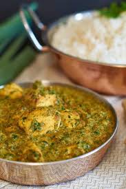 Palak Chicken Indisches Curry Mit Spinat Und Huhnchen Indisches Curry Indische Gerichte Indisch Kochen