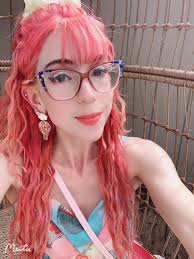 Jenna's appearance and Seinfeld references discussion