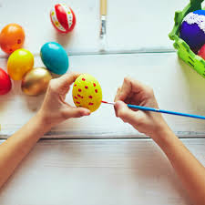 Des étoiles à fabriquer pour le sapin ou pour d'autres les étoiles pourront ensuite devenir suspension de sapin ou guirlandes. Bricolage Pour Les Enfants 5 Trucs A Faire Avec Une Boite D Åufs Femme Actuelle Le Mag