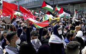 Die polizei ging gegen ausschreitungen vor. Demos Gegen Israel In Berlin Angriffe Auf Polizei Mit Steine Und Flaschen