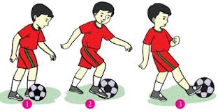 Jelaskan cara menggiring bola dalam permainan sepak bola. 2 Kombinasi Gerak Lokomotor Dan Manipulatif Dalam Gerakan Menggiring Bola