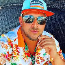 Axel Davis's Instagram, Twitter & Facebook