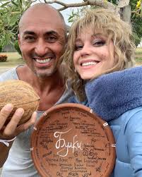 В прошлом году актриса кристина асмус развелась с шоуменом гариком харламовым. Kristina Asmus Raskryla Sekret Svoej Fotografii V Svadebnom Plate Pered Zagsom Svoe Semejnoe Polozhenie Aktrisa Ne Menyala Klevo Net