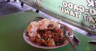 ½ buah kupat (ketupat) matang 2. Menikmati Lotek Dan Kupat Tahu Ala Lotek Pandega Putri Jogja