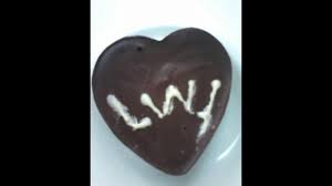 Un Oeuf Live With You Les Oeufs Chocolat Noir Chocolat Blanc