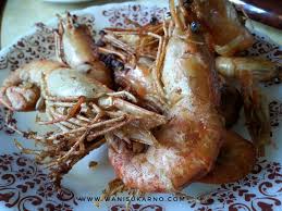 Nak masak udang ni, kita buang sepitnya tu. Resepi Udang Galah Kari Kering Yang Sangat Sedap Dan Mudah Nak Buat
