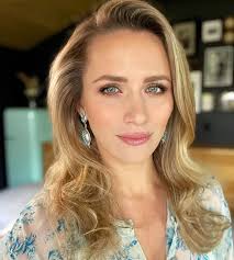 Beautiful Shantel VanSanten aka Nina Chase!