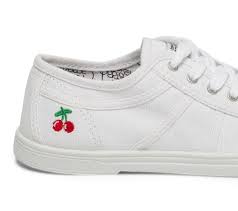 La marque française le temps des cerises est surtout connue pour ses jeans parfaitement bien coupés, au délavage soigné. Tennis Le Temps Des Cerises Blanche En Toile