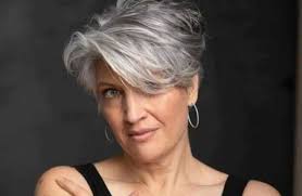 Para que o cabelo branco fique com uma cor bonita, ele cita três técnicas. Todo Tipo De Corte Para Voce Que Aderiu Aos Cabelos Grisalhos 50emais