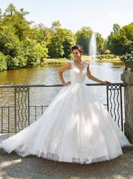 Die sammlungen sind vielseitig und bieten immer einen touch extravaganter ausstrahlung, ohne die tradierten werte und einzelheiten eines hochzeitskleides zu vergessen. De Luxe 50304 Liebevolles Brautkleid Im A Linien Schnitt Euro Mode Donner
