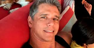Márcio garcia e glória maria aproveitaram o sábado (23) para se divertir com a família no evento love & peace rocks, no beach park, no ceará. Parede Torta Marcio Garcia E Acusado De Editar Foto Em Familia Mais Novela