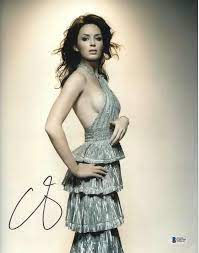 HOT SEXY EMILY BLUNT SIGNED 11X14 PHOTO AUTHENTIC AUTOGRAPH BECKETT COA B 