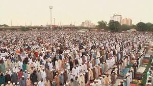 Tijdens de ramadan wordt er niet gegeten tot om zonsondergang de iftar begint. In Beeld Ramadan Zit Erop Moslims Vieren Suikerfeest Nos