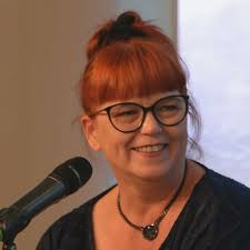 Mach halb lang! Du bist hier das Genie! Wenn ich dir zuhöre, könnte ich  diesen Höllenort fast lieben. Du machst alles schöner mit deinen Worten…«  (Aus: Constantin Satüpo »Am Hügel«) #aboutlastnight Es