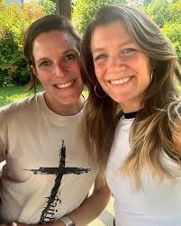 Anna Hon's Instagram, Twitter & Facebook