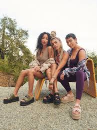 Dans la dernière saison clem est victime d'un grave accident de voiture. Ugg Australia Just In The Clem Milled