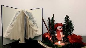 Wer ein ausrangiertes buch zu hause hat und es eigentlich nicht mehr haben möchte, kann daraus auch. Buch Origami Love Decorations