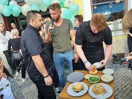 Suroviny, které použije radek kašpárek máte jistě i vy ve své spíži a lednici! Michelinsky Kuchar Radek Kasparek Sestavil Tri Skvele Bagely Pro Chebskou Restauraci Bagel Lounge Spolecnost Zpravy Karlovarska Drbna Zpravy Z Karlovych Varu A Karlovarskeho Kraje