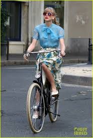 Stay Stylish And Boho Chic When Taking A Bike Ride Floral Bow Hot Fashion Trends Tendencias De Moda Taylor Swift Style Taylor Swift Begin Again Taylo
