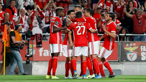 El oporto (3º) sumó este domingo su segunda derrota consecutiva, tercera en cinco encuentros, al caer ante el paços de ferreira (7º) con lo que si el título del campeonato resultaba difícil, ahora está prácticamente imposible para los 'dragones'. Benfica Pacos Ferreira Cronica Futebol Liga Nos Sl Benfica