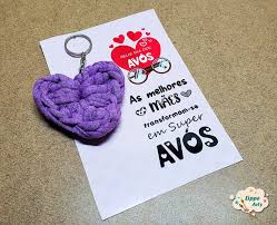 São muitos mimos que ajudarão a tornar esse dia ainda mais inesquecível. Lembrancinha De Dia Dos Avos Chaveiro Macrame Lippe Art S