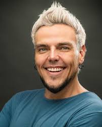 Agradeciendo el brete y todas las cosas hermosas que me pasan. Gracias a  mis odontólogos por esta sonrisa tan chiva. @diegoramirez.dds y  @oscarvargasfdz y a mi arrugologo @centroderejuvenecimiento por aplancharme  el traste!