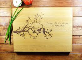 Personalisiertes Schneidebrett Gravur Fur Hochzeit Von Www Zeichendererinnerung De Personalisiertes Schneidebrett Schneidebrett Handgefertigt