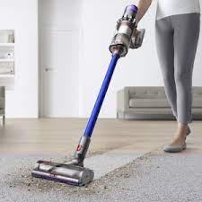 Jun 17, 2019 · it spins super quickly and is meant to pull up all kinds of dirt and mess that gets trapped into carpets and rugs. Why Doesn T The Dyson V11 Work On Rugs And Thick Pile Carpets Youtube
