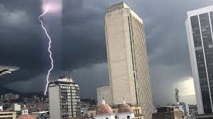 Şu anda hoy yerel saati. Foto Y Video Que Estragos Los Que Hizo El Aguacero De Hoy En Medellin Quemo Un Arbol Y Tapo Varias Vias Minuto30 Com